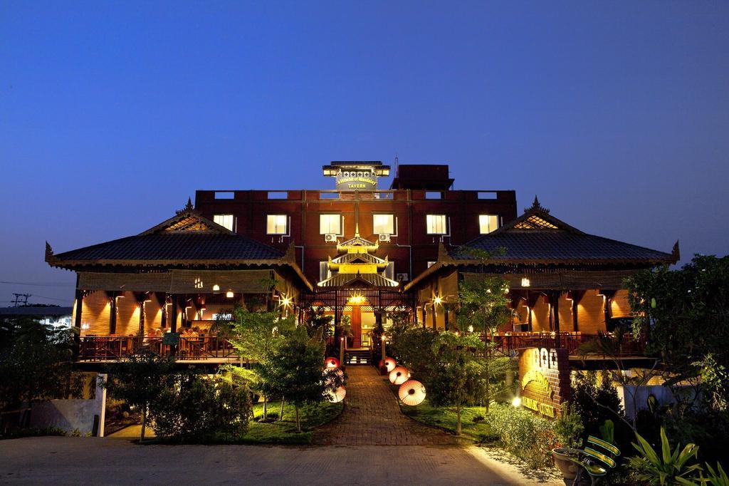 A Little Bit Of Mandalay Tavern Екстериор снимка